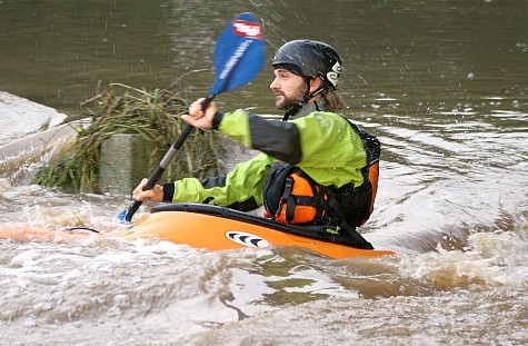 Jan Austen im Boot bei Hochwasser am Sandweg