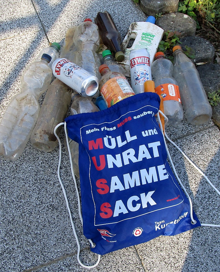 Ein ganzer Sack mit Müll aus der Leine