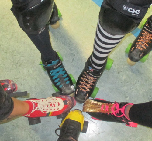 Rollerderby ist ein weltweit rasant wachsender Vollkontaktsport auf Rollschuhen