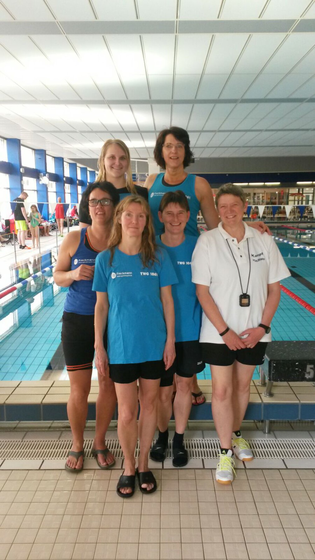 Gut gelaunte Schwimmerinen mit Marion Wolter als Kampfrichterin