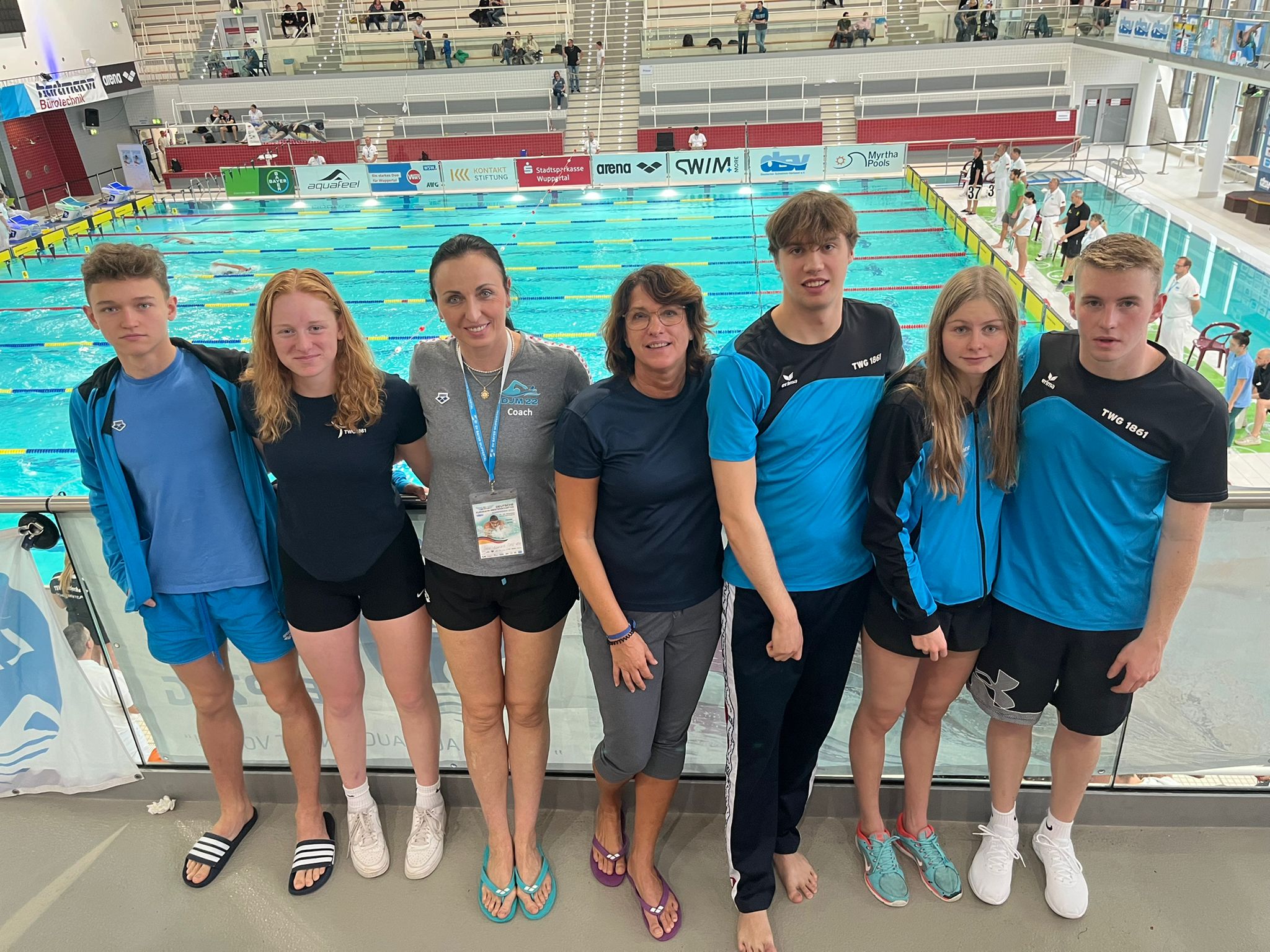 Aktive und Trainerinnen in der Schwimmoper